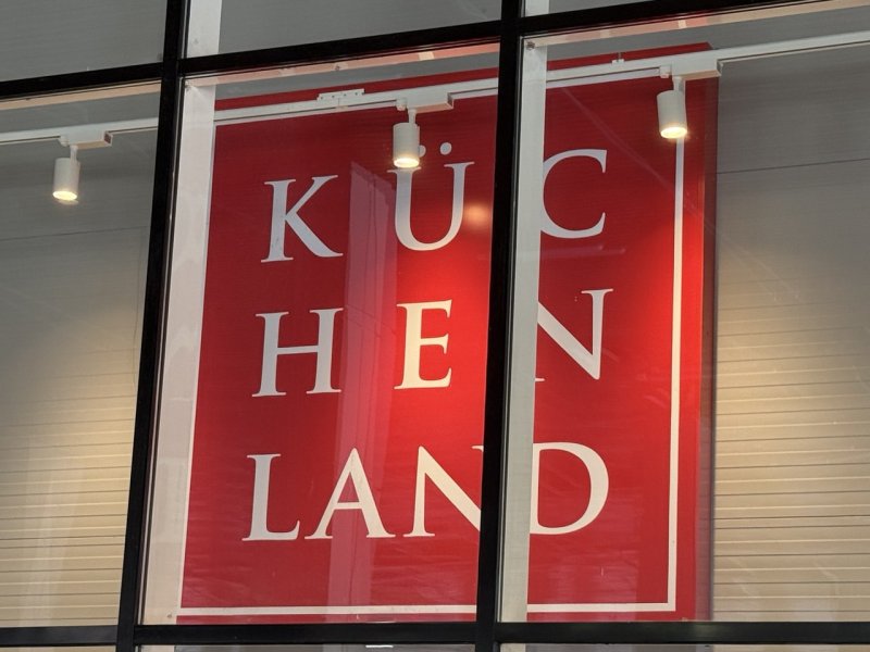 Изготовление вывесок для ТЦ, Монтаж в окна